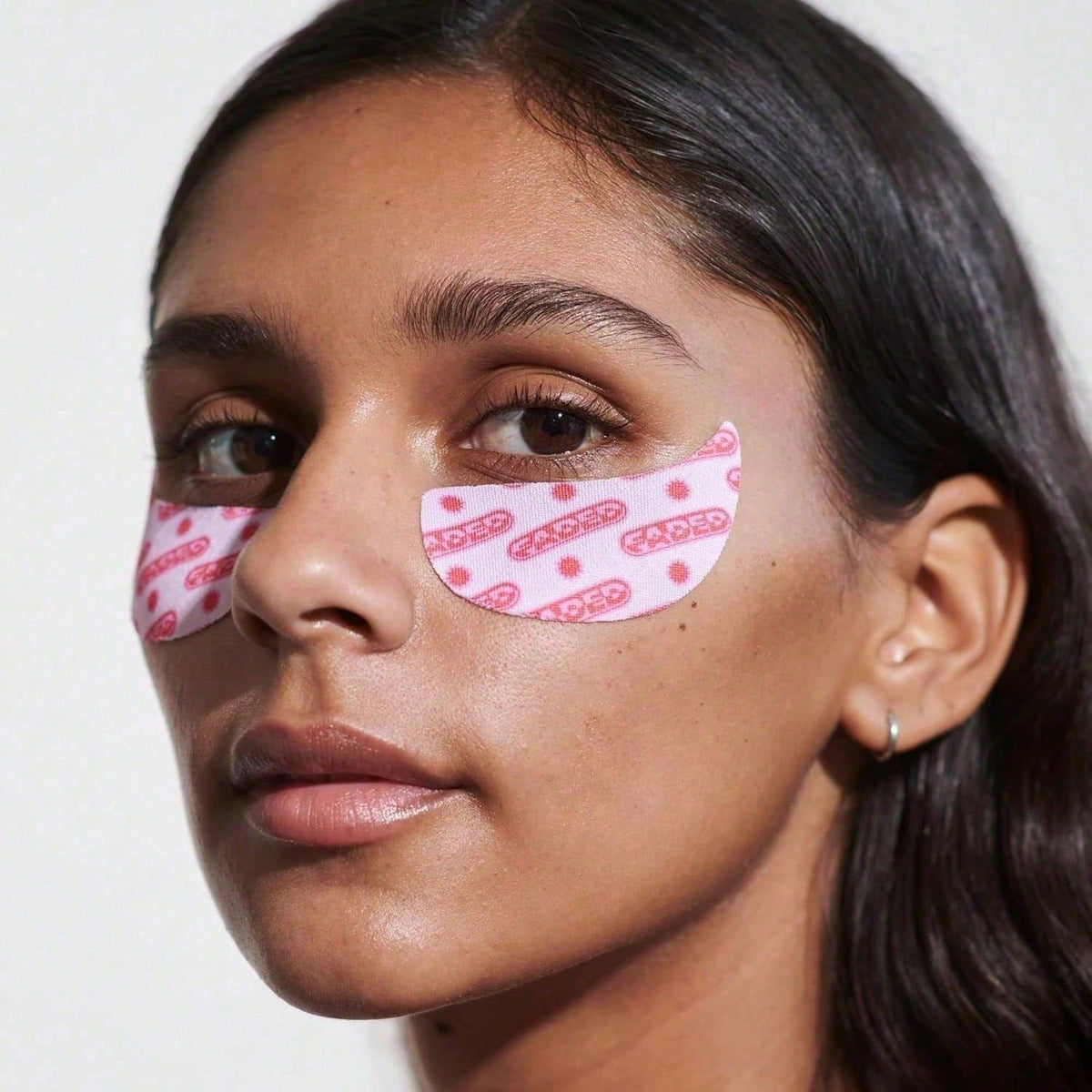 VitaBuy brightening under eye masks with kojic acid, caffeine, and niacinamide in a set of six for skin care and dark circle reduction.